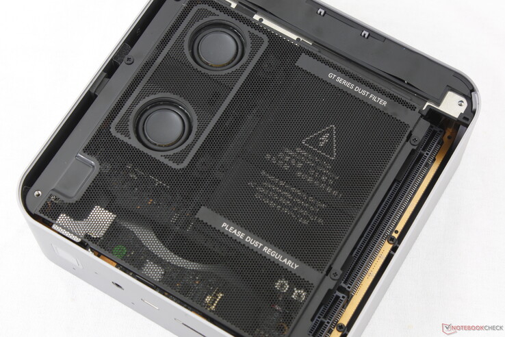 A hangszórókat és a tápegységet is el kell távolítani a RAM- és SSD-helyek eléréséhez