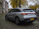 Egy Mercedes elektromos autó parkol az utcán.