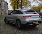 Egy Mercedes elektromos autó parkol az utcán.