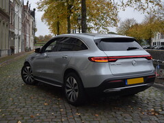 Egy Mercedes elektromos autó parkol az utcán.
