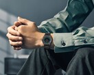 A Citizen Eco-Drive One AR5065-54W modell a csuklón, erdőzöld és fekete számlappal, rózsaszín arany díszítéssel és ultravékony, fekete bevonatú karkötővel.