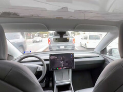 Az Y modell robotaxi biztonsági monitor nélkül közlekedik. (Kép forrása: TSLA99T)