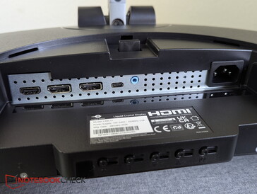 Kimenetek: HDMI, 2x DP, USB-C, fejhallgató-csatlakozó, tápcsatlakozó
