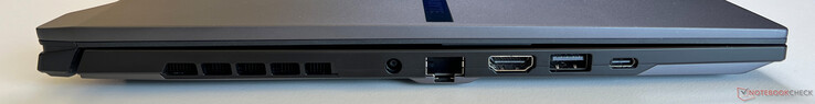 Balra: tápegység-bemenet, Gigabit Ethernet, HDMI 2.1, USB 3.2 Gen 1 Type-A (5 Gbit/s), USB4 Type-C (40 GBit/s, DisplayPort 1.4, Power Delivery 3.0)