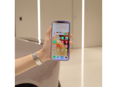 Egy Vivo okostelefon vezérel egy autót. (Kép forrása: Vivo)