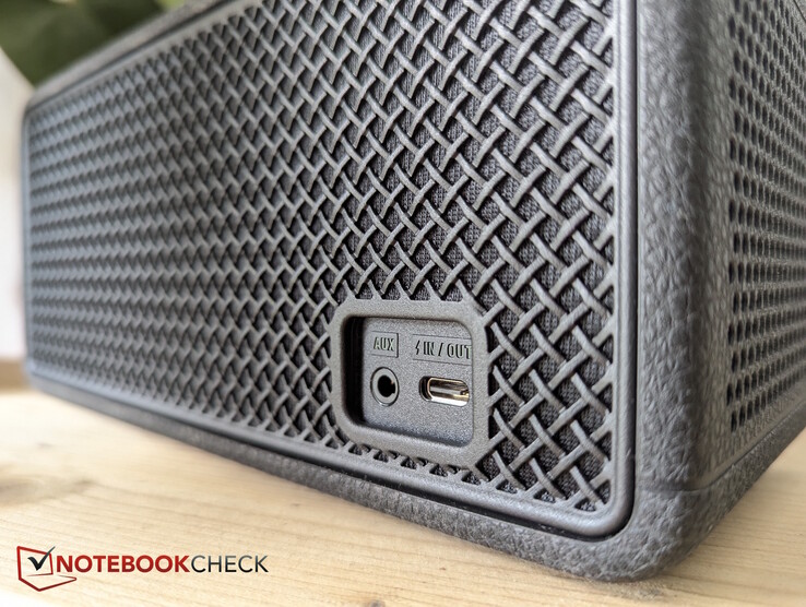 3.5 mm-es csatlakozó és USB-port töltéshez és fordított töltéshez