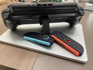 Az Abxylute N9 Switch Grip Controller állvánnyal és a kijelző kimenet támogatásával rendelkezik. (Kép forrása: Abxylute)