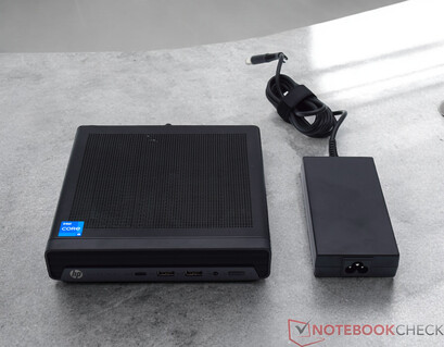 HP Elite Mini 800 G9 és a tápegység (19,5 V; 6,15 A)