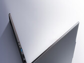 A 14 Ultra súlya 1,1 kg. A képen: egy promóciós fotó, amely a laptop oldalát ábrázolja.