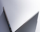 A 14 Ultra súlya 1,1 kg. A képen: egy promóciós fotó, amely a laptop oldalát ábrázolja.