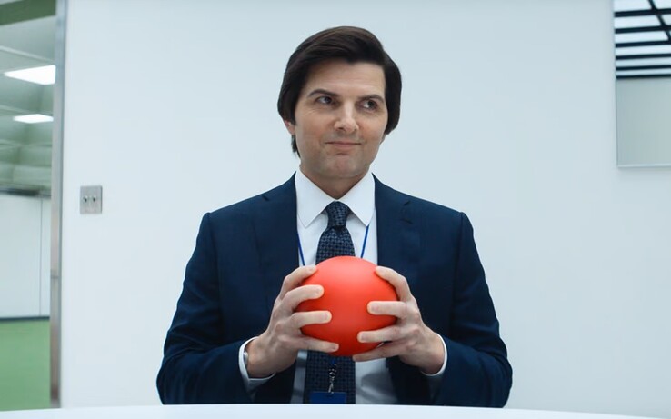 Mark (Adam Scott), aki felesége halálát gyászolja, az elválást választja, hogy fél ébren töltött életének gyásza elől elmeneküljön. (Kép forrása: Apple TV+)