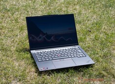 A Lenovo ThinkPad E14 G8 kültéri használata napos időben