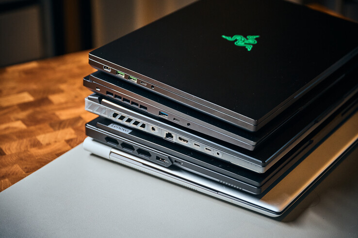 Fentről lefelé: Razer Blade 16 (tápellátás, 2 x USB-A, Thunderbolt 4, audio jack), XMG Neo 16 (USB-A, USB-C, audio jack), ROG Scar 16 (tápellátás, 2,5 GbE, USB-C, Thunderbolt 4, audio jack), Legion Pro 7 (USB-A, Thunderbolt 4)