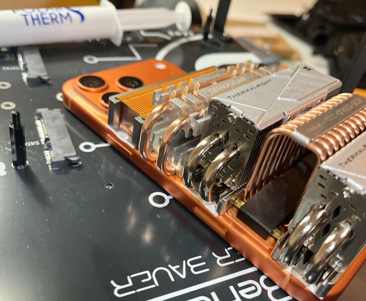 Szögletes nézet egy iPhone 17 Pro Max mutatja SSD hűtők szerelt a hátoldalon kezelni hőelvezetés (Kép forrása: u / T-K-Tronix via r / iPhone)