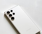 Fehér Samsung Galaxy okostelefon négy hátlapi kamerával, világos felületen
