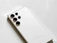Fehér Samsung Galaxy okostelefon négy hátlapi kamerával, világos felületen