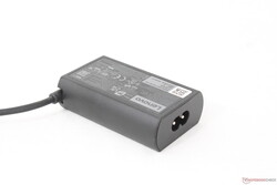 Kicsi (~7,5 x 4,7 x 2,2 cm) 65 W-os USB-C hálózati adapter