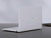 Az AMD ZenBook 14 Air 2026 16 GB RAM-mal kapható, ára körülbelül 1 476 dollár. A képen: a laptop hátulját bemutató promóciós kép.