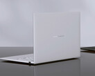 Az AMD ZenBook 14 Air 2026 16 GB RAM-mal kapható, ára körülbelül 1 476 dollár. A képen: a laptop hátulját bemutató promóciós kép.