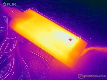 A hálózati adapter 47 C fölé emelkedik igényes terhelés esetén