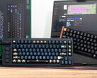 Lemokey L1 HE Keychron K4 HE Hall effektes billentyűzetek egy asztalon egy doboz és egy laptop előtt