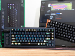 Lemokey L1 HE Keychron K4 HE Hall effektes billentyűzetek egy asztalon egy doboz és egy laptop előtt