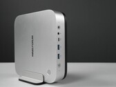A Minisforum M2 Pro Mini PC csomagjában egy függőleges állvány található.