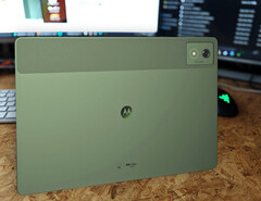 A Moto Pad 60 Pro stílusos zöld színben csak néhány országban kapható, de nagyszerű alternatívája a versenytársak meglehetősen unalmas készülékeinek. (Kép forrása: Notebookcheck)