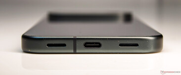 Alul: C-típusú USB 3.2, mikrofon