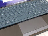 A két érintőképernyő sokoldalúan használható, de a billentyűzet és a virtuális clickpad nehézkes lehet (Kép forrása: Notebookcheck)