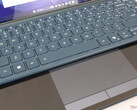 A két érintőképernyő sokoldalúan használható, de a billentyűzet és a virtuális clickpad nehézkes lehet (Kép forrása: Notebookcheck)