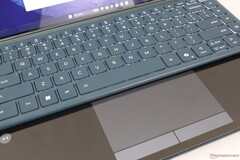 A két érintőképernyő sokoldalúan használható, de a billentyűzet és a virtuális clickpad nehézkes lehet (Kép forrása: Notebookcheck)