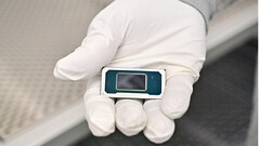 Az ExpertBook Ultra teljes teljesítményéhez AC adapter tápellátása szükséges (Kép forrása: Futurecdn.net)