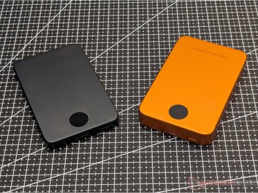 ReelCharge szilárdtest-alapú vezeték nélküli power bank – 5 000 mAh (balra) és 10 000 mAh (jobbra).