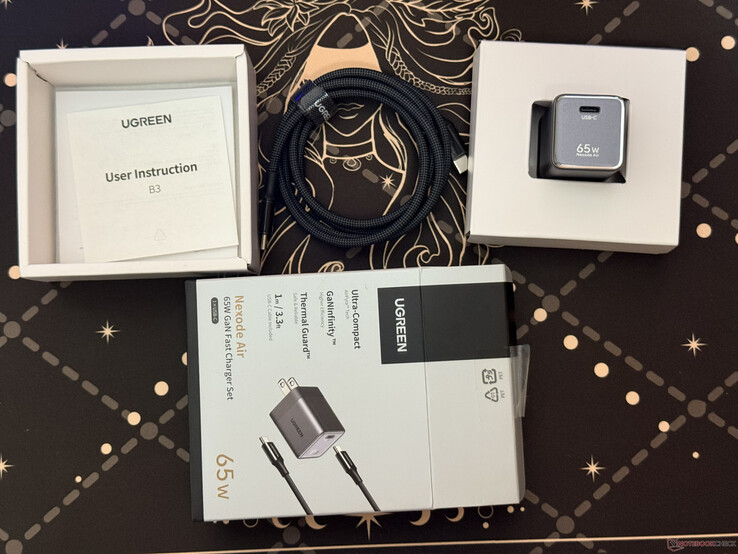 Az Ugreen Nexode Air 65 W-os töltő csomagjában található összes alkatrész