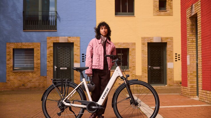 A District+ e-bike holdezüst színben