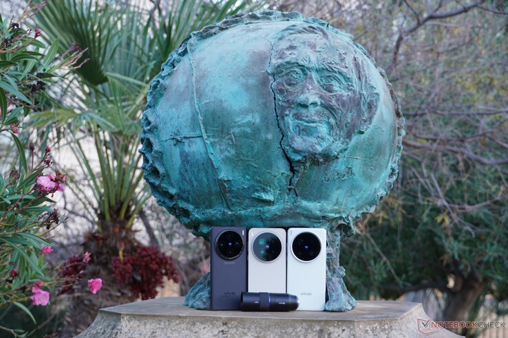 A 2024-es és 2025-ös évben három Vivo zászlóshajó generáció jelent meg: a Vivo X100 Pro (balra), a Vivo X200 Ultra (jobbra) és a Vivo X300 Pro (középen).