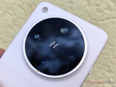 Az Oppo Find X8 Ultra (képünkön) utódja a pletykák szerint kettős 200 MP-es szenzorral büszkélkedhet. (Kép forrása: Notebookcheck)