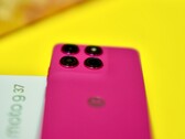 A Moto G37 háza stílusos, de a kivitelezés minősége nem tökéletes.