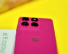 A Moto G37 háza stílusos, de a kivitelezés minősége nem tökéletes.
