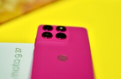 A Moto G37 háza stílusos, de a kivitelezés minősége nem tökéletes.