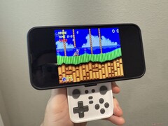Az Abxylute M4 Snap-On Mobile Controller retro fehér színben (Kép forrása: Notebookcheck)