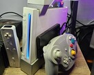 Egy módosított Nintendo Wii, mellette egy GameCube-vezérlővel