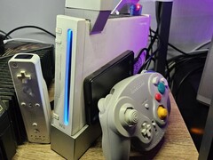 Egy módosított Nintendo Wii, mellette egy GameCube-vezérlővel