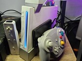 Egy módosított Nintendo Wii, mellette egy GameCube-vezérlővel
