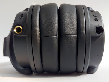 USB-port és 6,35 mm-es csatlakozó a bal oldali fülhallgatóban, 3,5 mm-es csatlakozó a jobb oldalon. (Kép forrása: Notebookcheck)