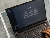 Egy laptop billentyűzetén gépelő kezek, a képernyőn a ChatGPT kezdőlapja látható