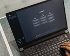 Egy laptop billentyűzetén gépelő kezek, a képernyőn a ChatGPT kezdőlapja látható