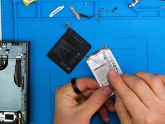 Galaxy A Z TriFold akkumulátora és a Honor szilícium-karbon akkumulátora (fekete), a bal oldalon egy leszakadt Galaxy Z TriFold.