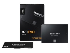 Samsung 870 EVO SATA 2,5 hüvelykes szilárdtest-meghajtó a képen a kiskereskedelmi csomagolás mellett (Kép forrása: Samsung)